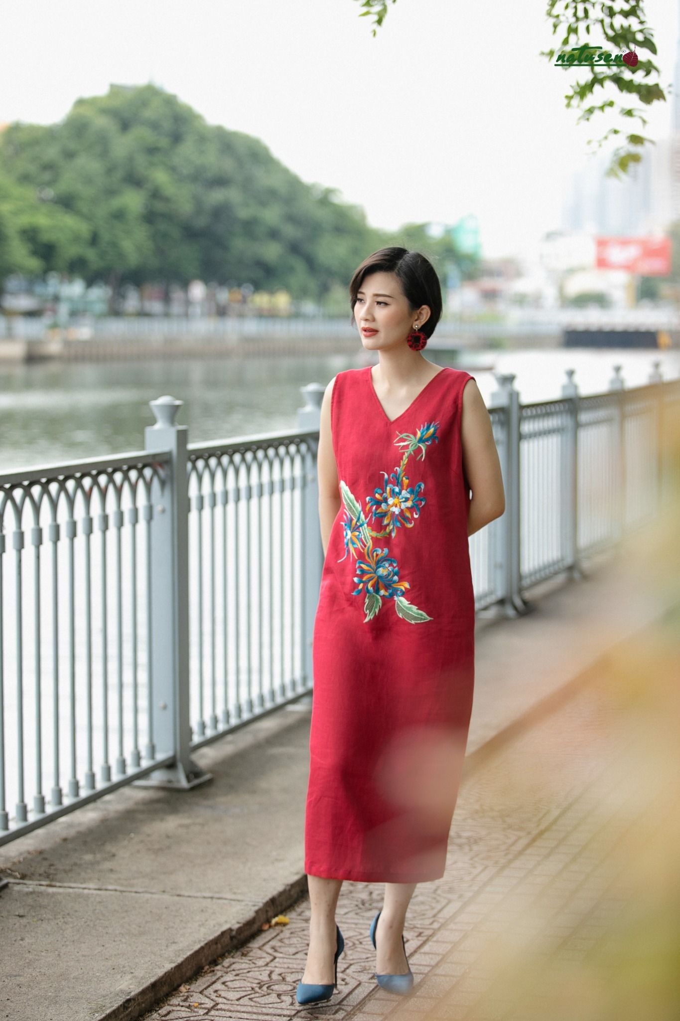 Đầm Anvie Đỏ festival thêu tay Cúc Quỳnh xanh