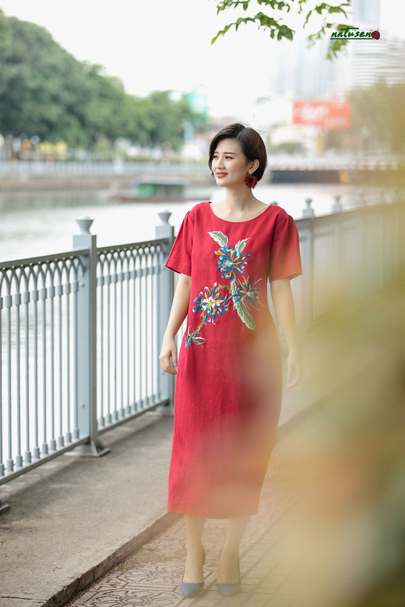  Đầm Moon Mandarin Đỏ thêu tay Cúc Quỳnh xanh 