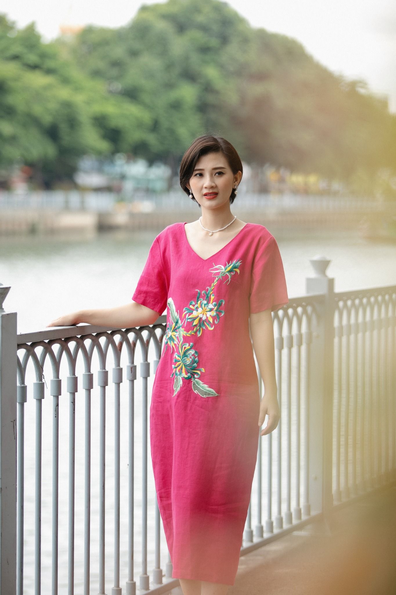 Đầm Mermai Hồng Sen thêu tay Cúc Quỳnh cổ tim tay ngắn