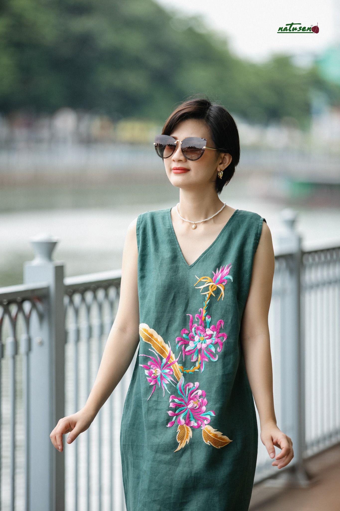 Đầm Anvie Cổ Vịt thêu tay Cúc Quỳnh