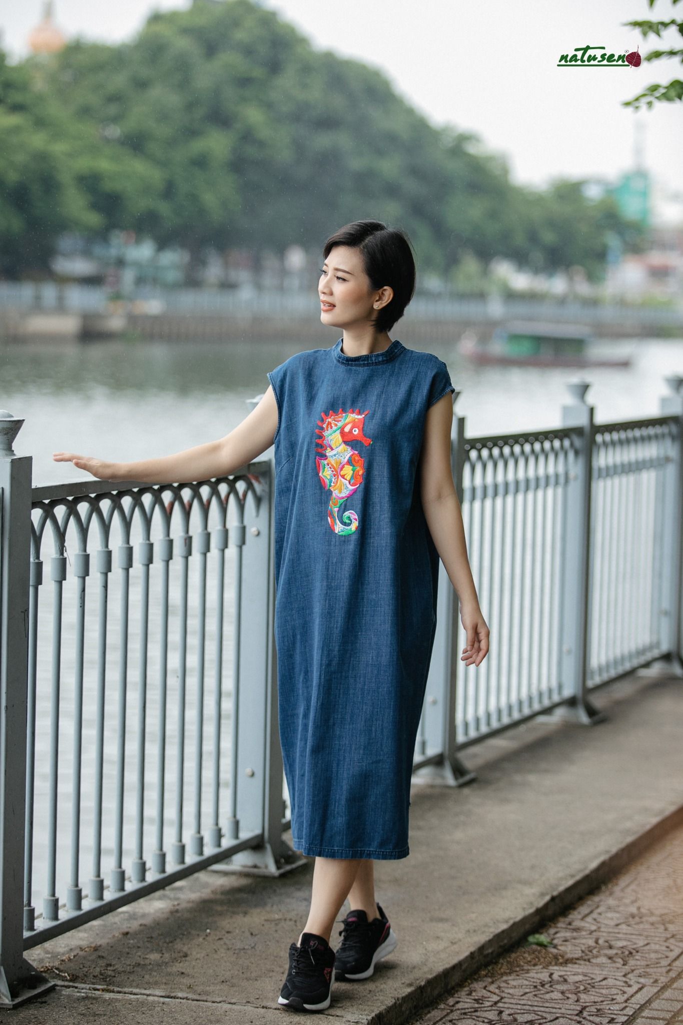 Đầm Pamela thêu tay hải mã Cúc denim