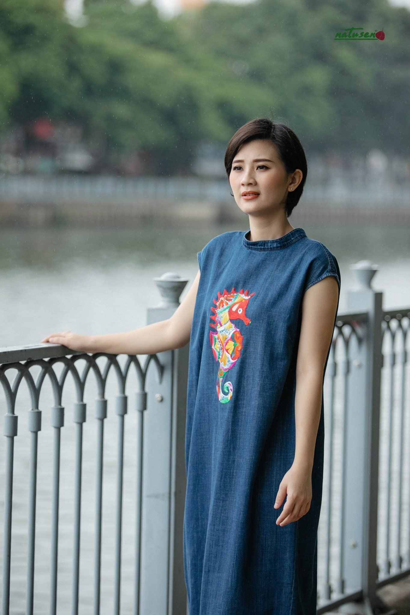 Đầm Pamela thêu tay hải mã Cúc denim