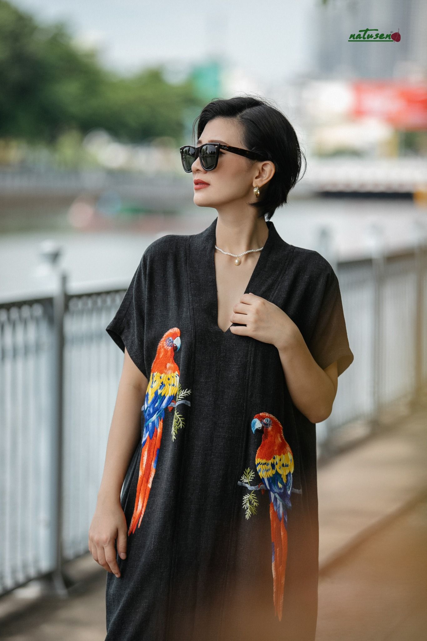  Đầm kimono thêu tay Vẹt Scarlet xám lông chuột 