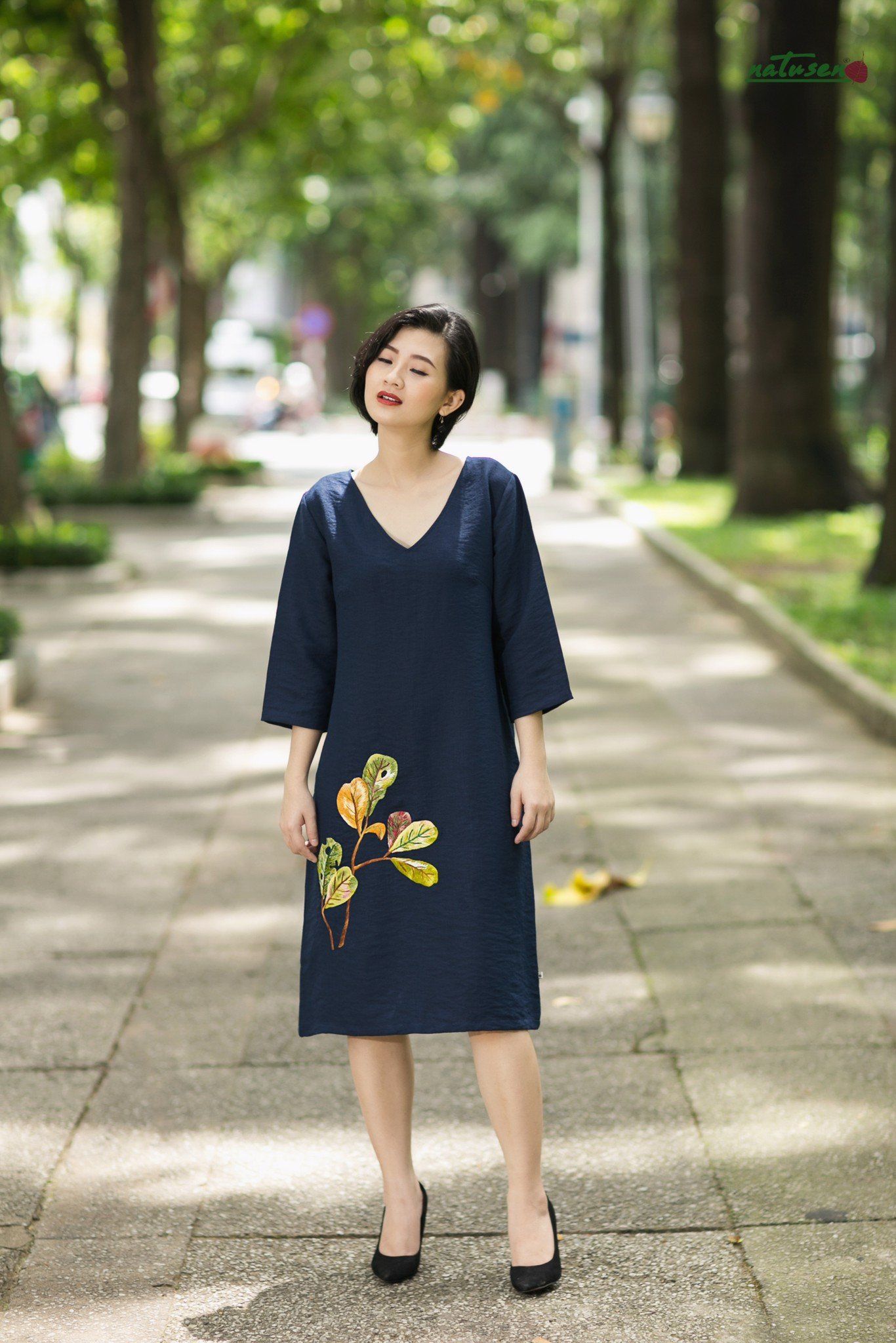  Đầm linen Xanh Navy thêu thủ công lá bàng 