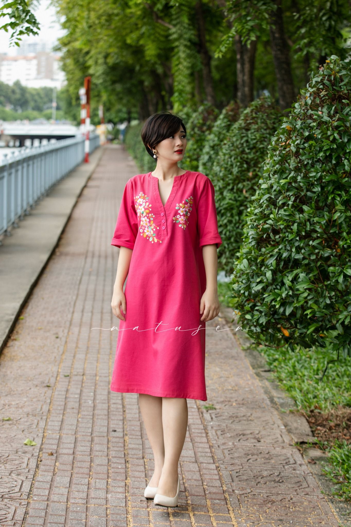 Đầm Hồng Trầm thêu tay hoa Sim cổ chìa khóa