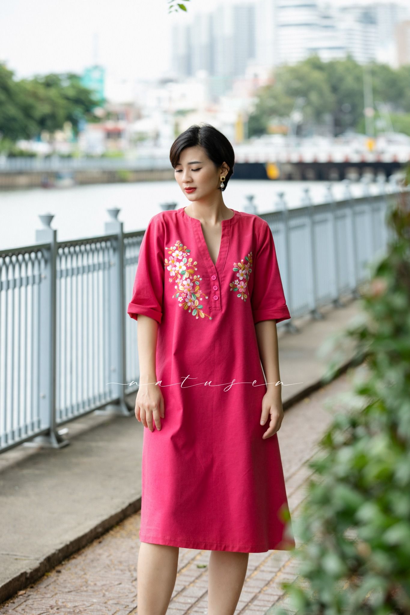 Đầm Hồng Trầm thêu tay hoa Sim cổ chìa khóa