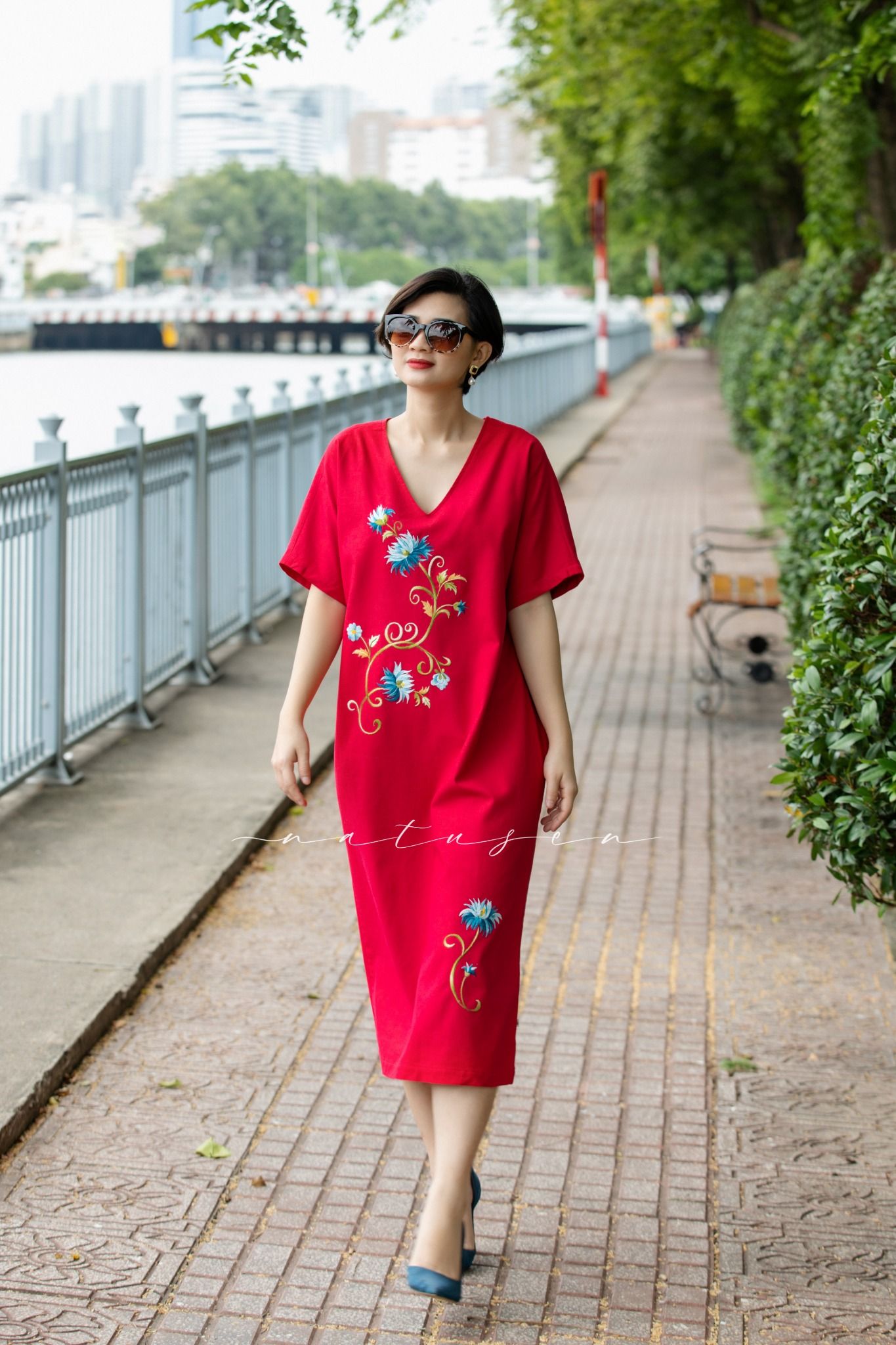 Đầm Đỏ thêu tay Cúc Kim Mỹ tay liền cổ tim