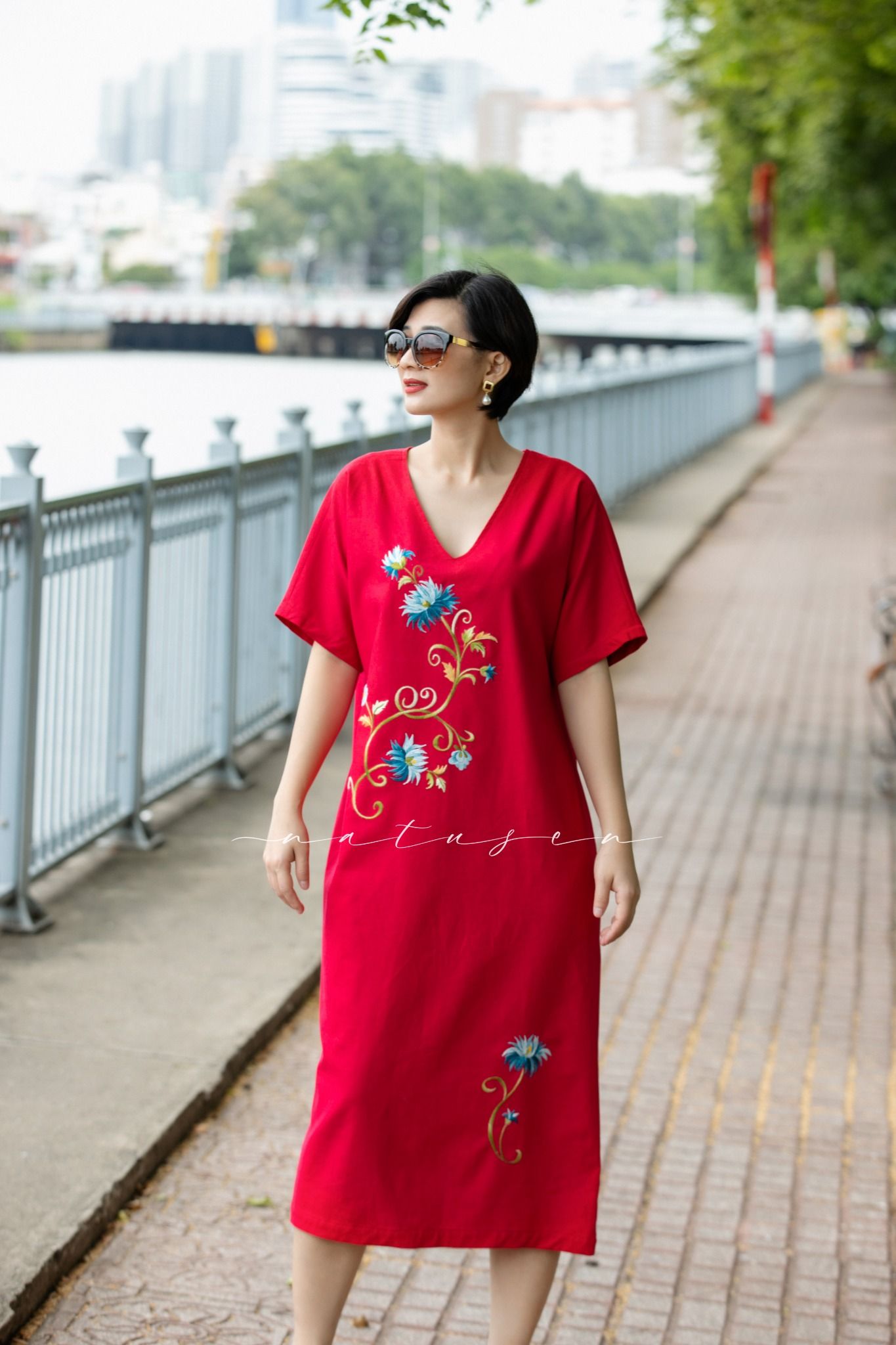 Đầm Đỏ thêu tay Cúc Kim Mỹ tay liền cổ tim