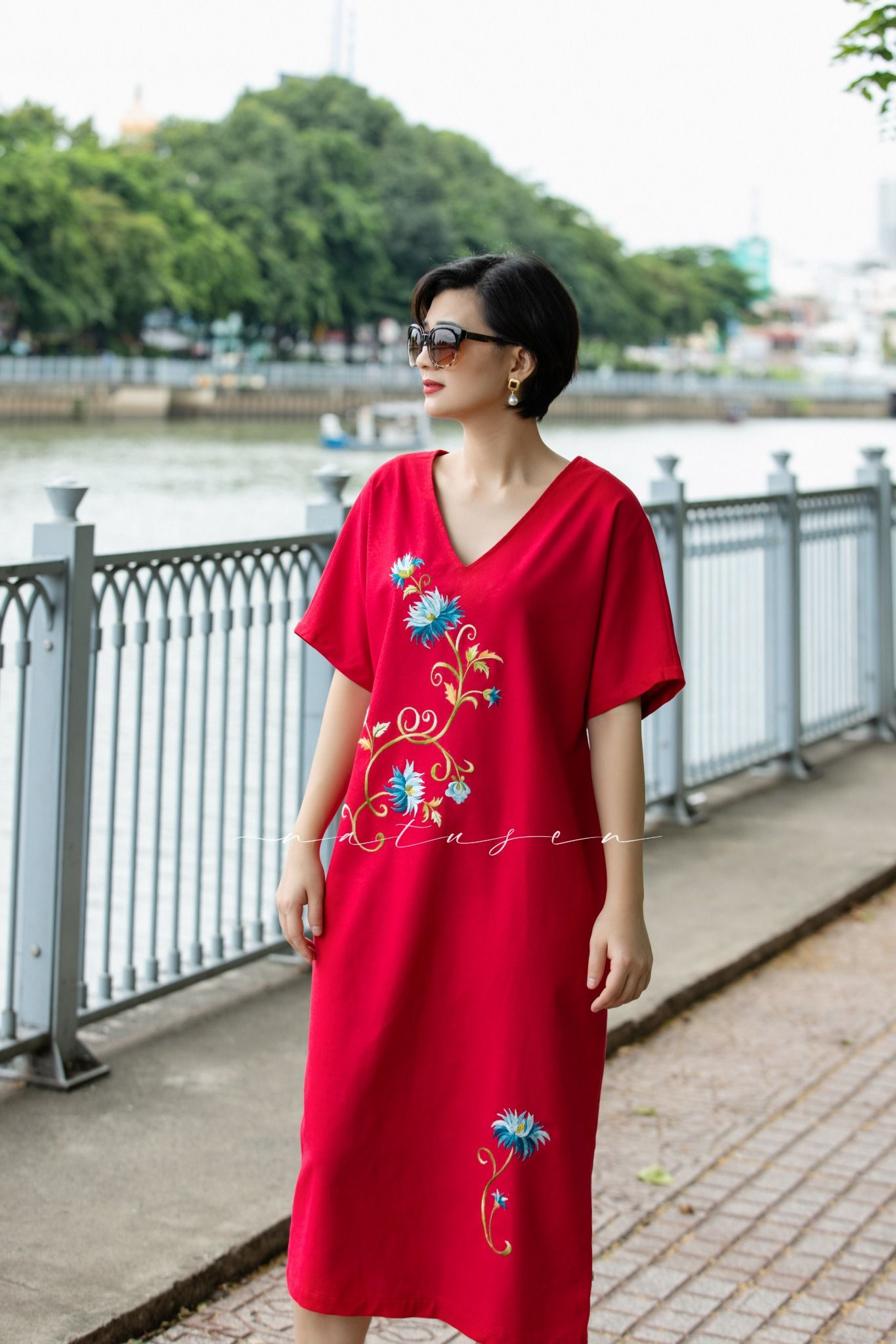 Đầm Đỏ thêu tay Cúc Kim Mỹ tay liền cổ tim