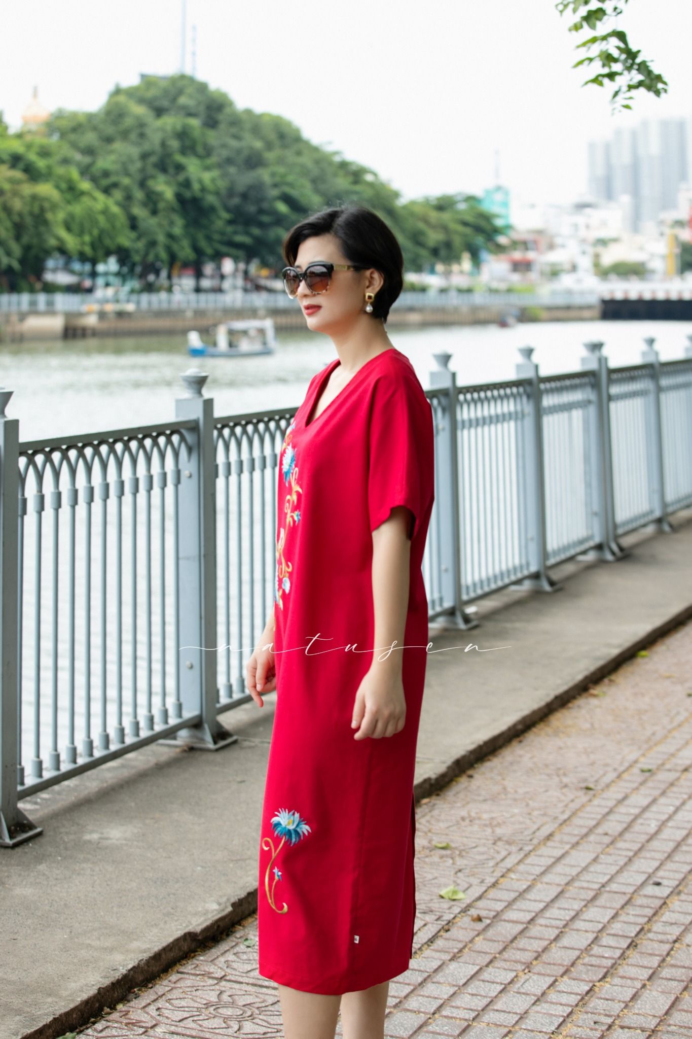 Đầm Đỏ thêu tay Cúc Kim Mỹ tay liền cổ tim