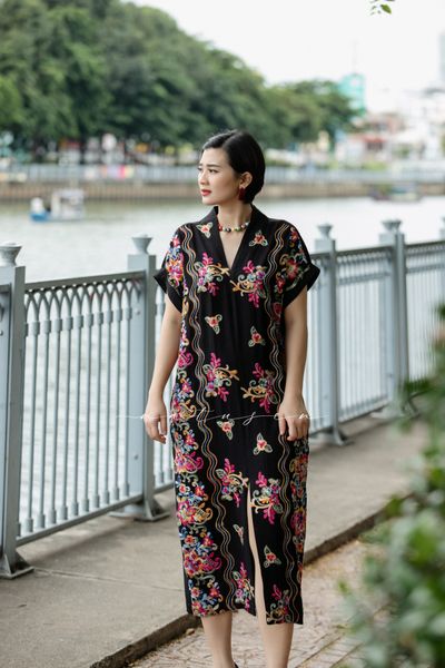  Đầm Kimono Đen ren thêu ngũ sắc 