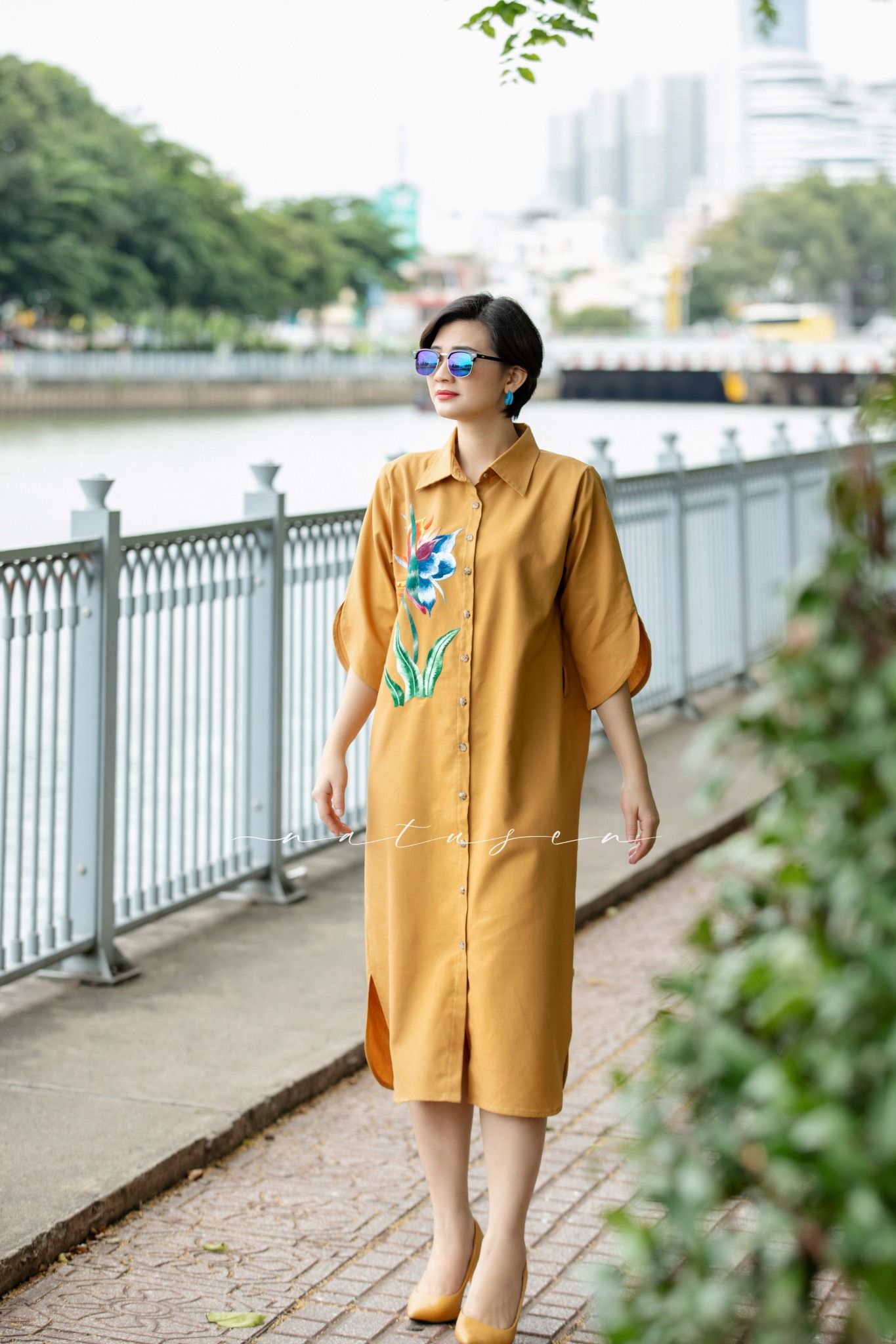 Đầm chemise vàng mustard thêu tay Hạc Tiên