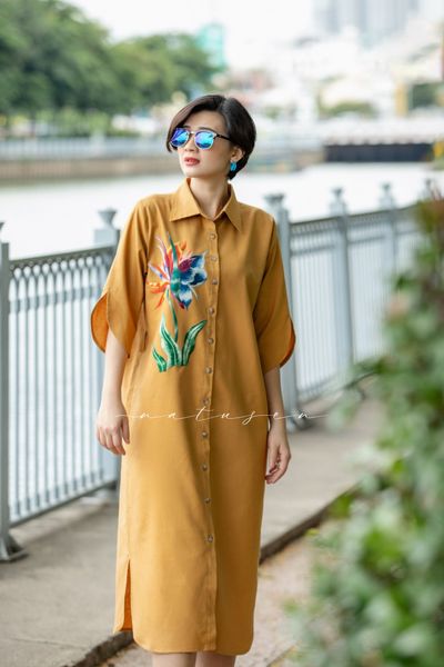  Đầm chemise vàng mustard thêu tay Hạc Tiên 