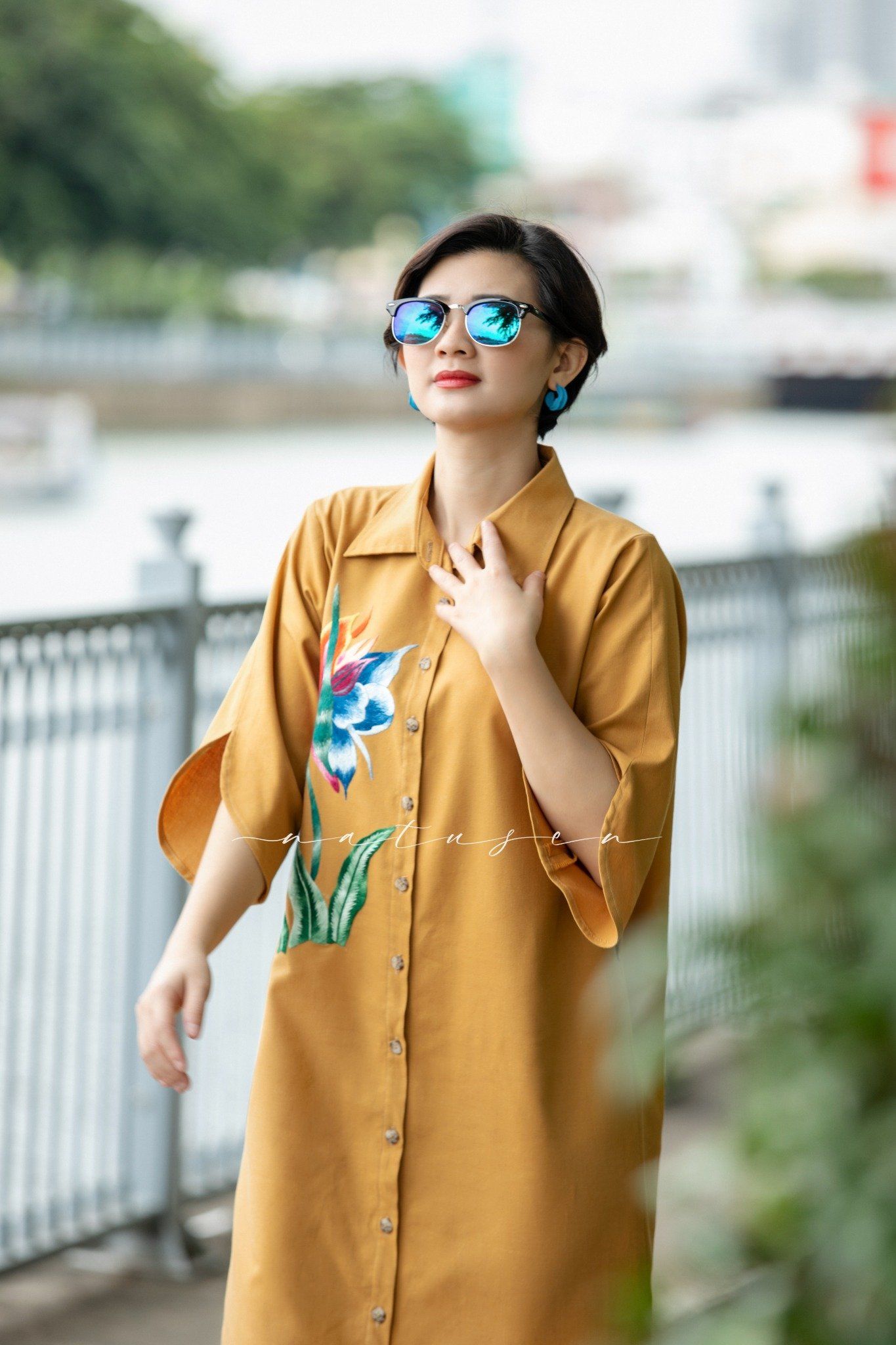 Đầm chemise vàng mustard thêu tay Hạc Tiên