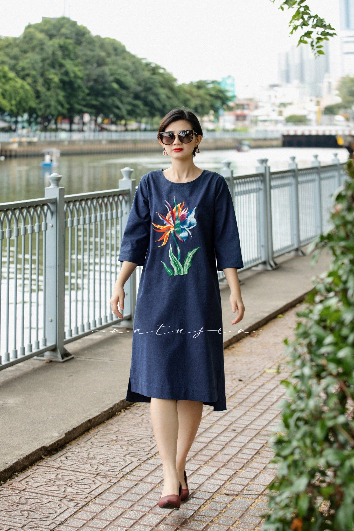 Đầm xanh đen thêu tay Hạc Tiên form A vạt lệch