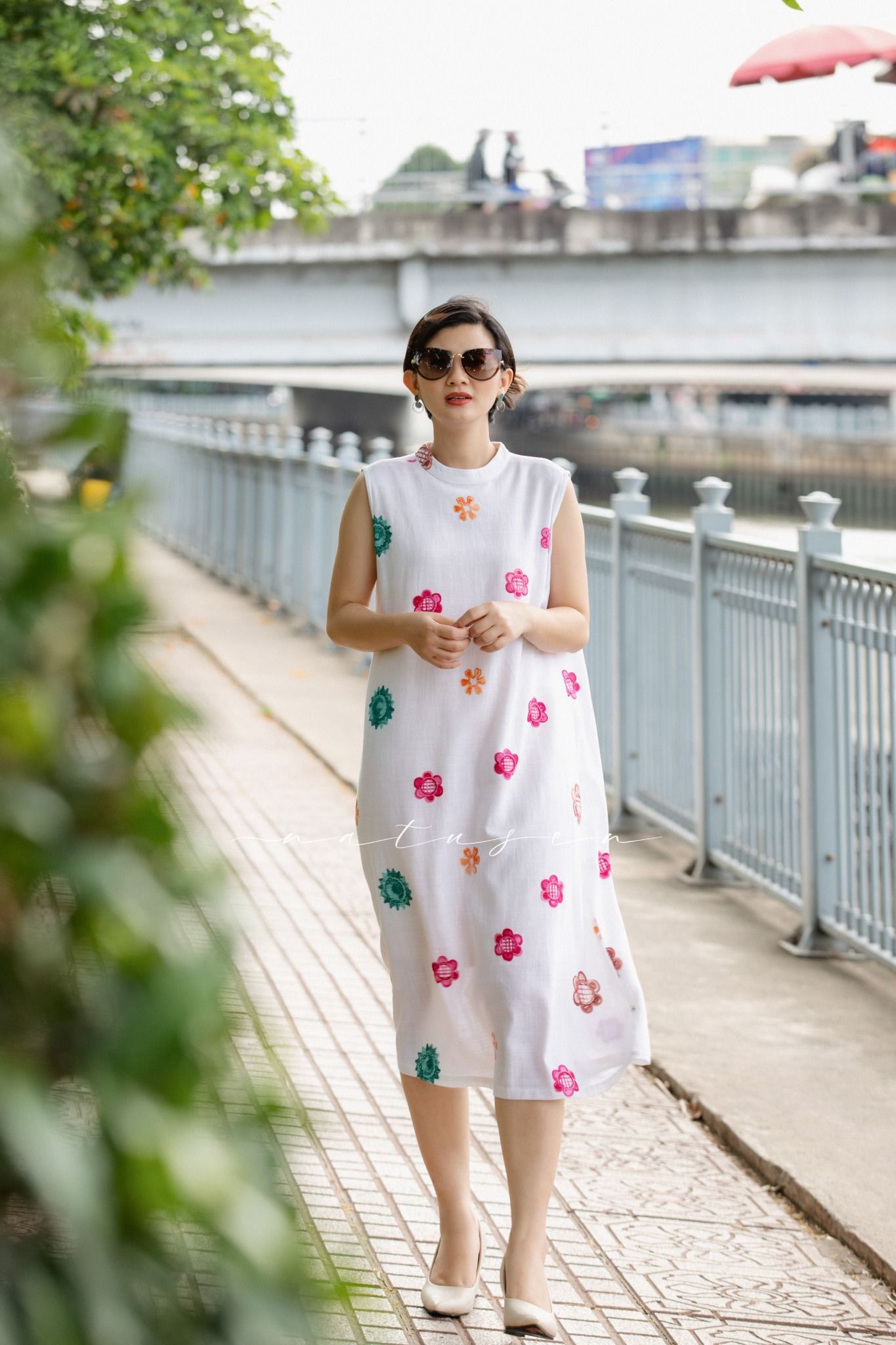 Đầm trắng ren thêu dáng A