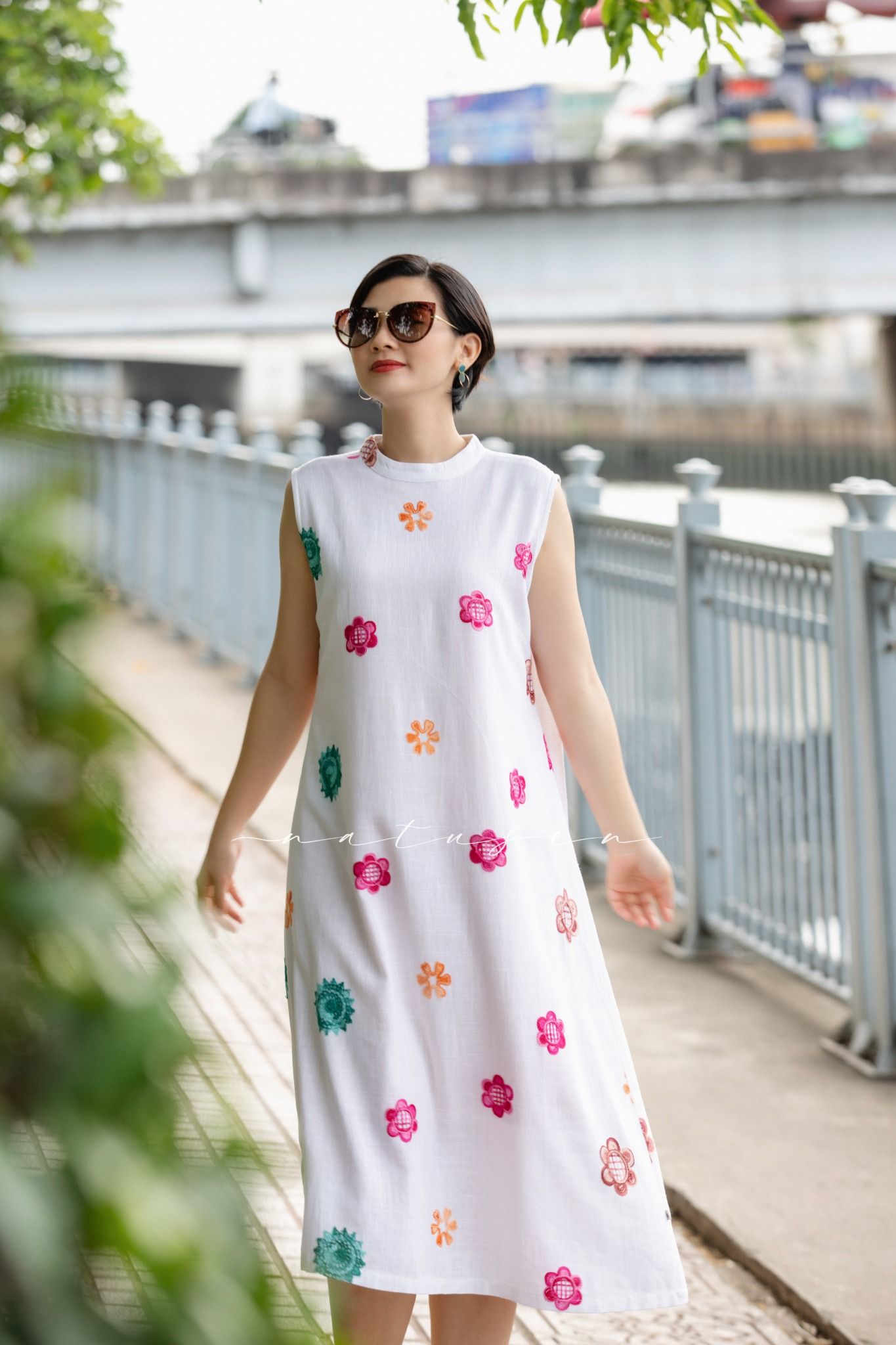 Đầm trắng ren thêu dáng A