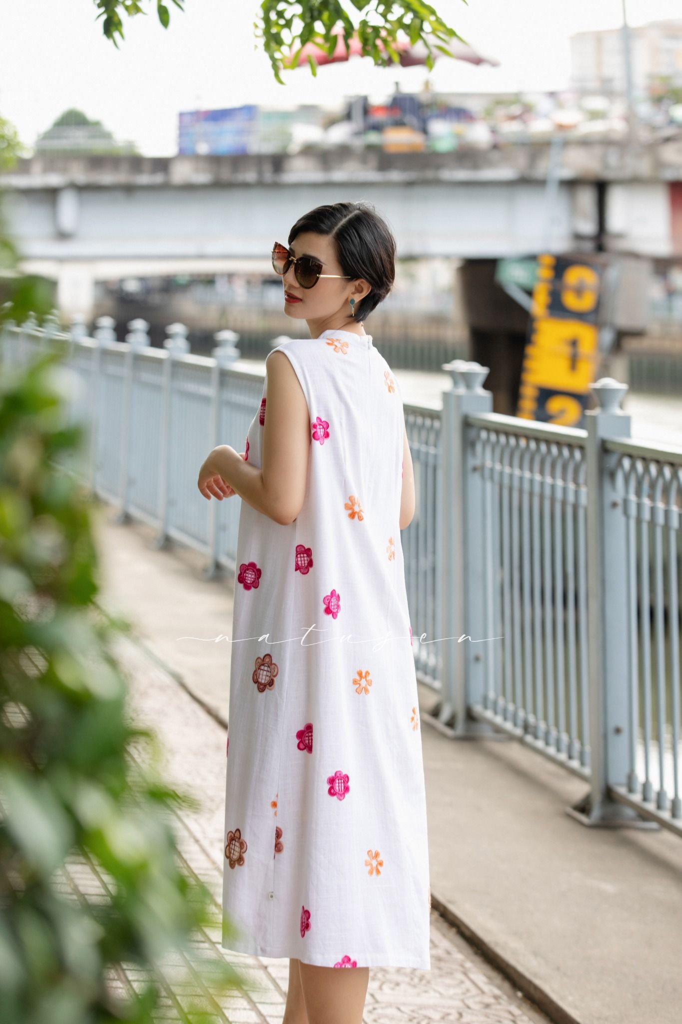Đầm trắng ren thêu dáng A