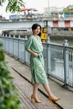  Đầm xanh mint linen thêu tay cúc magarite 