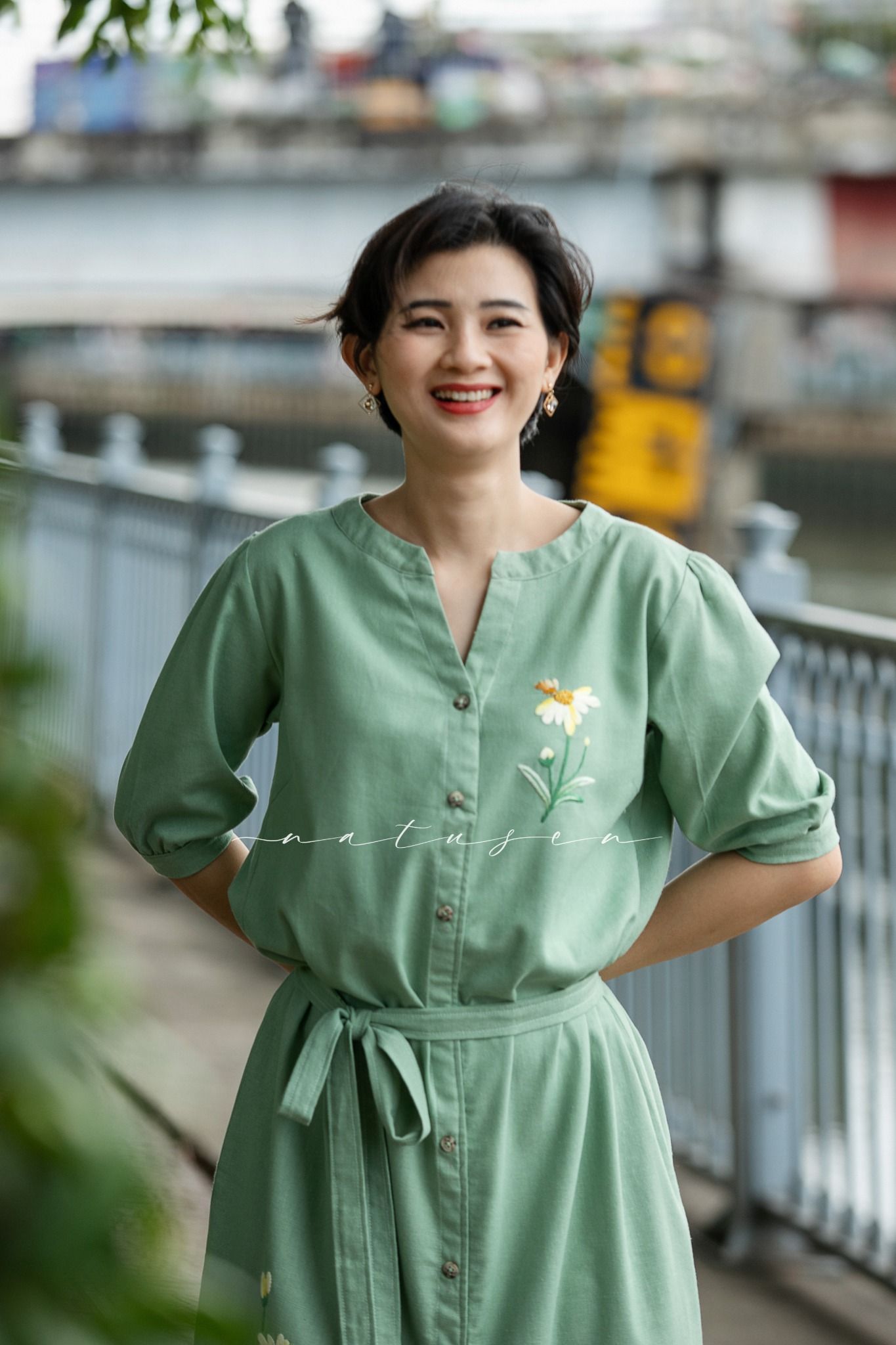  Đầm xanh mint linen thêu tay cúc magarite 