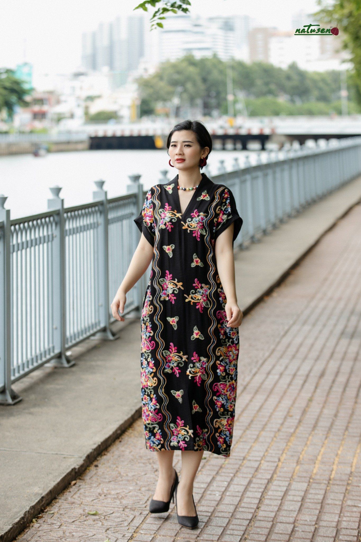  Đầm Kimono Đen ren thêu ngũ sắc 