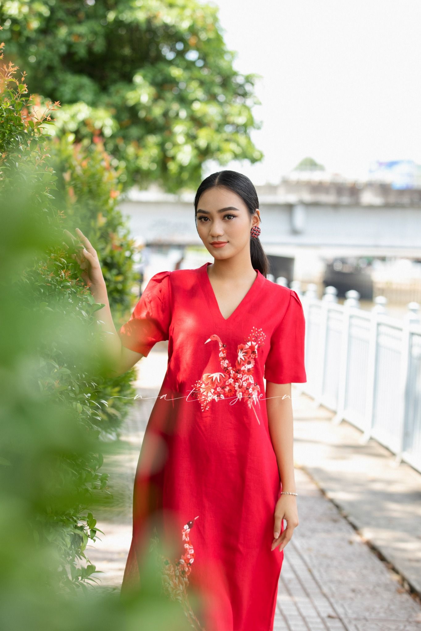 Đầm Quincy Đỏ thêu tay Hạc bách hoa Đoàn Viên