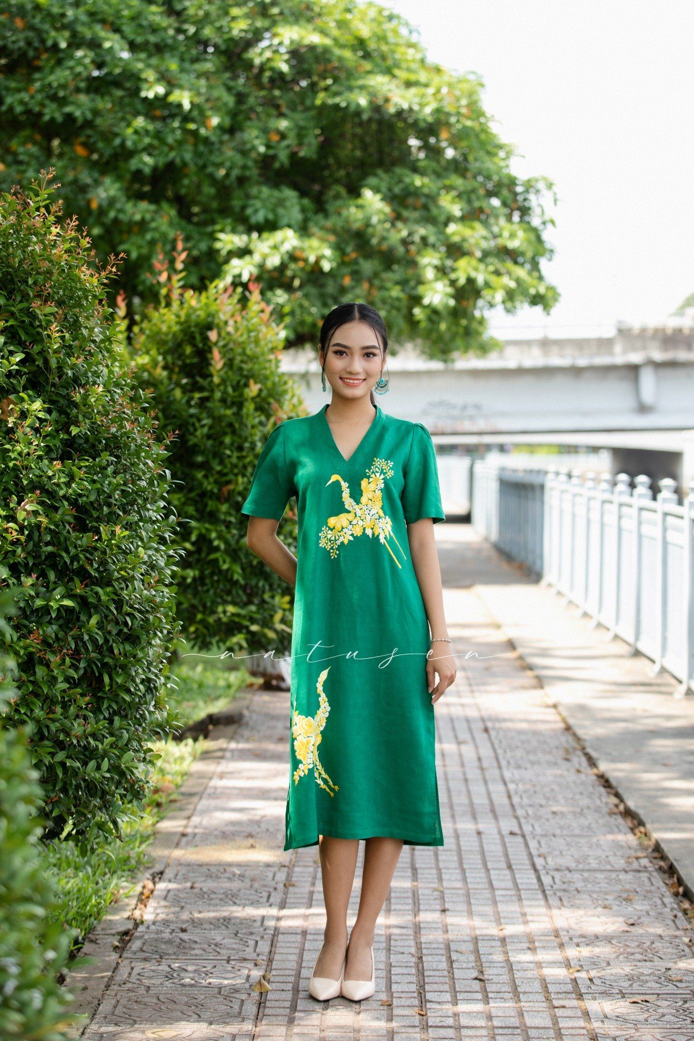 Đầm Quincy Xanh Noel thêu tay Hạc bách hoa Đoàn Viên