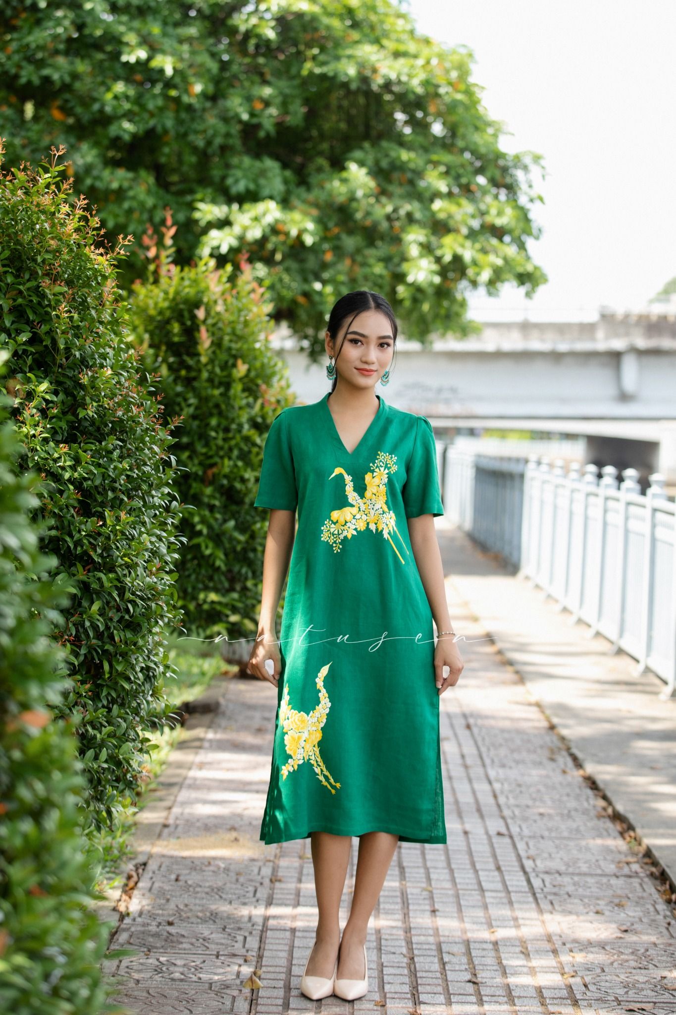 Đầm Quincy Xanh Noel thêu tay Hạc bách hoa Đoàn Viên