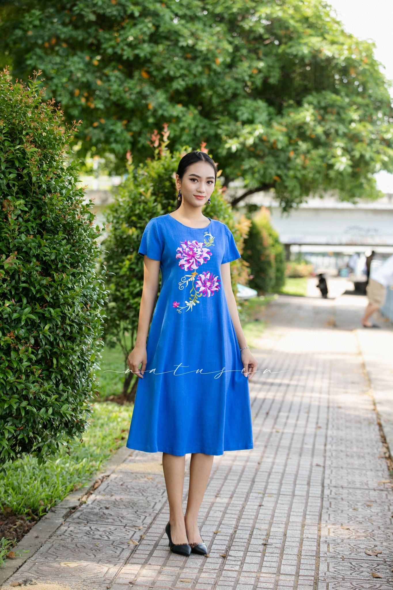 Đầm Astera Xanh Royal thêu tay Quỳnh Liên Duyên Hợp