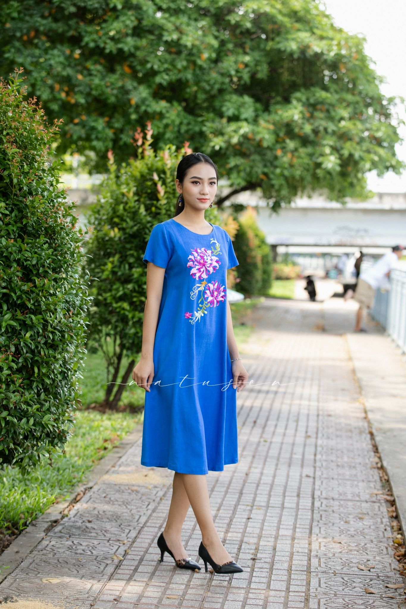 Đầm Astera Xanh Royal thêu tay Quỳnh Liên Duyên Hợp