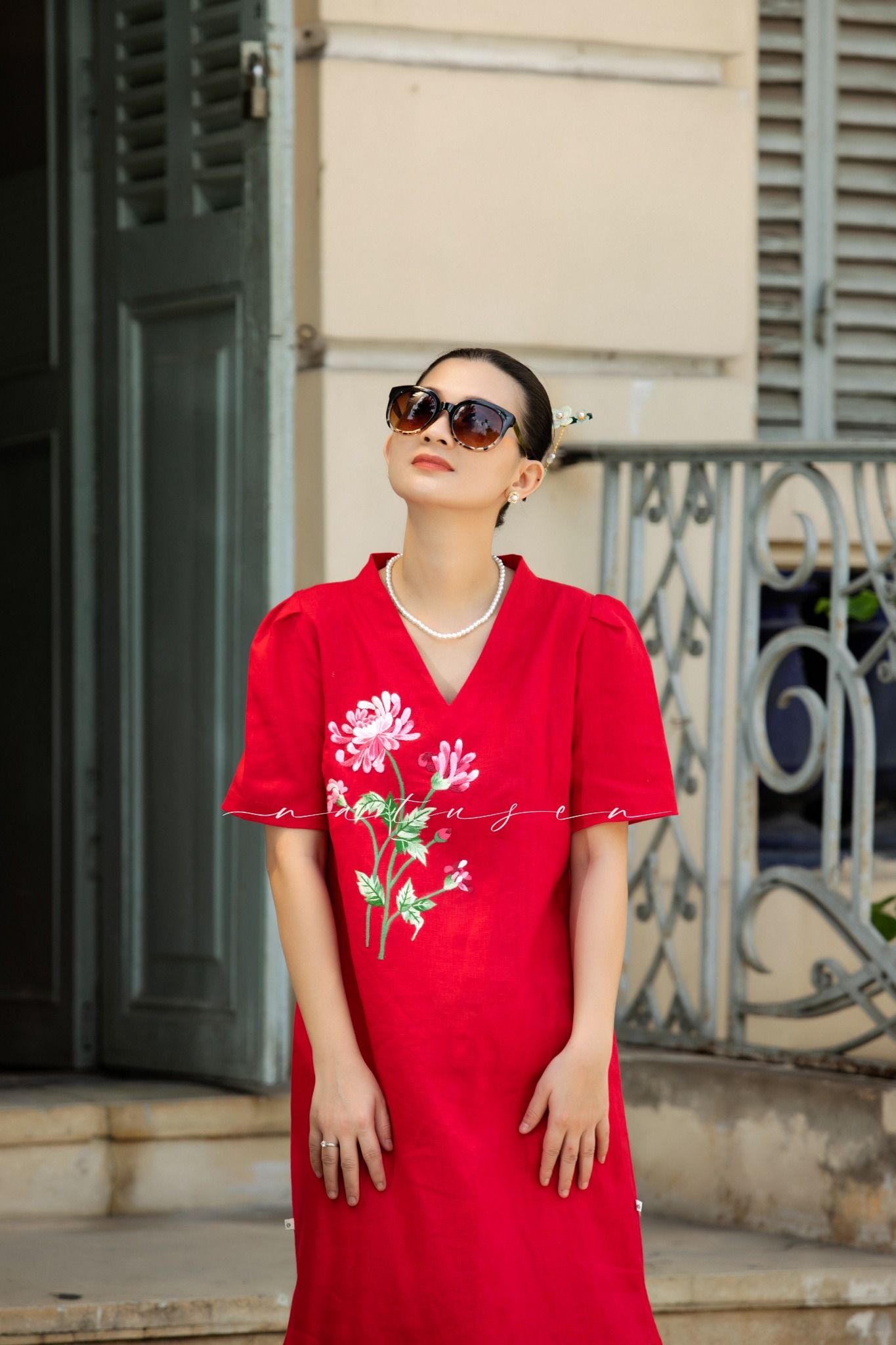 Đầm Quincy đỏ tết linen thêu tay Cúc Đại