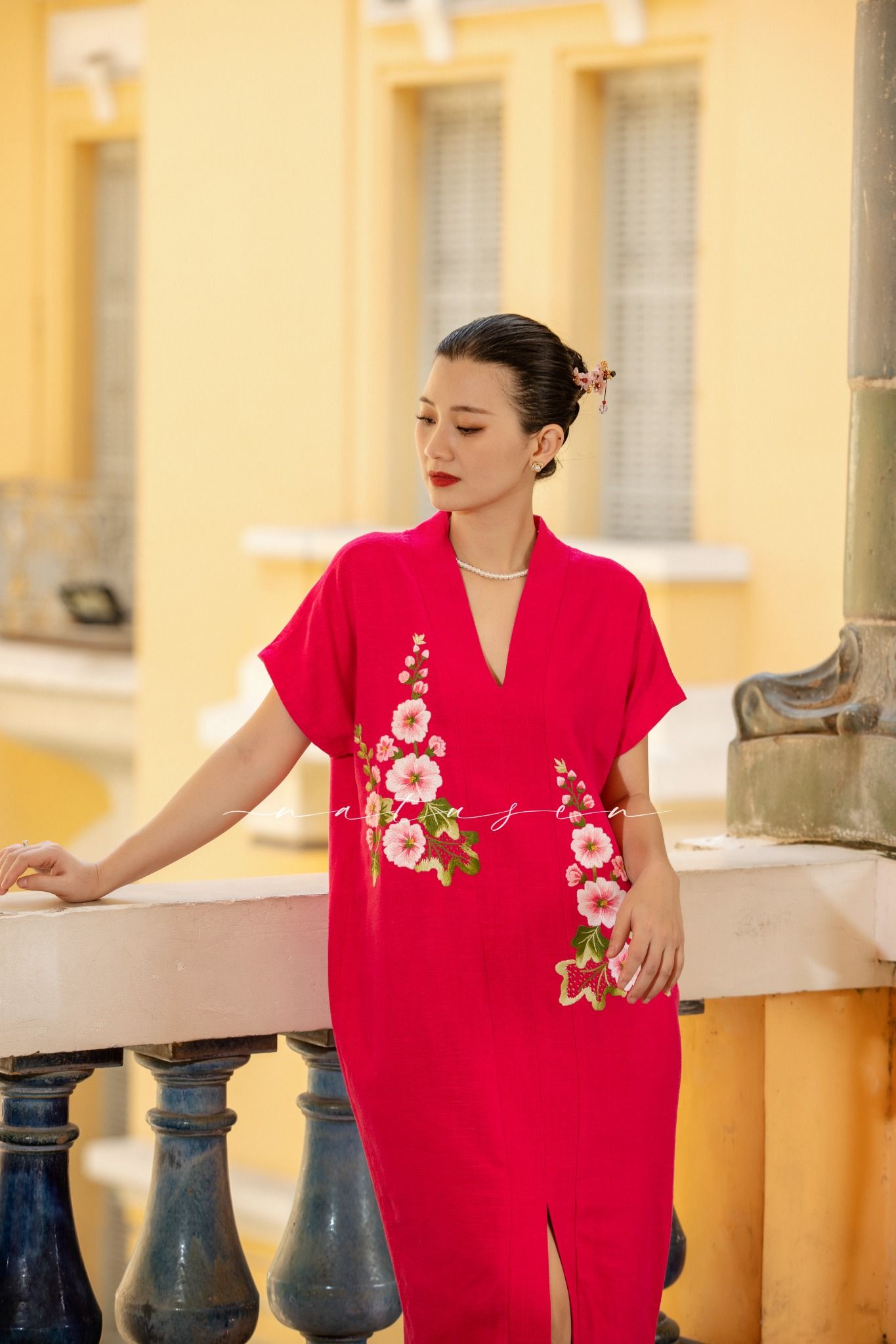 Đầm Yuna Kimono linen thêu tay Mãn Đình Hồng