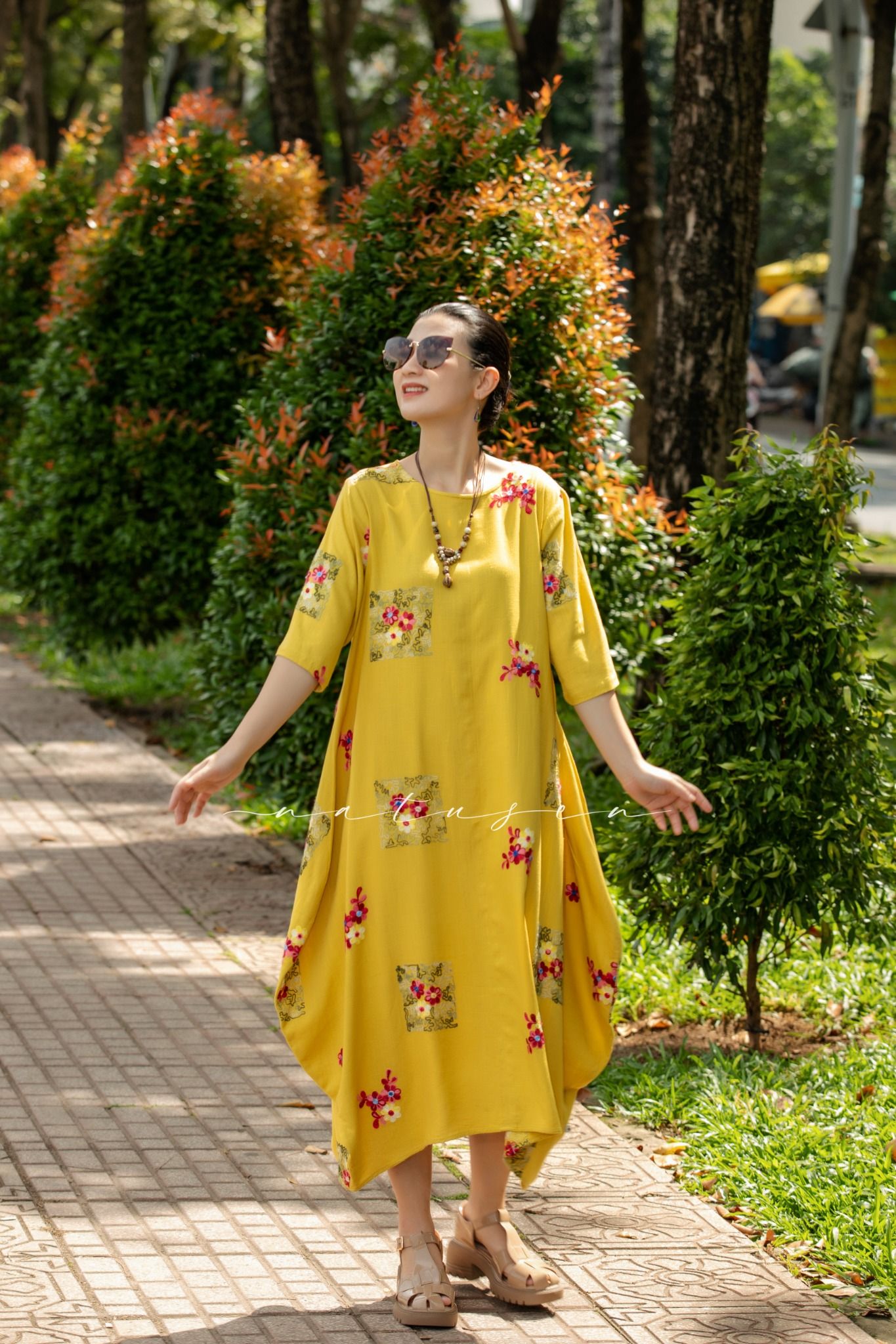 Đầm DoDo vàng cháy linen ren thêu vi tính