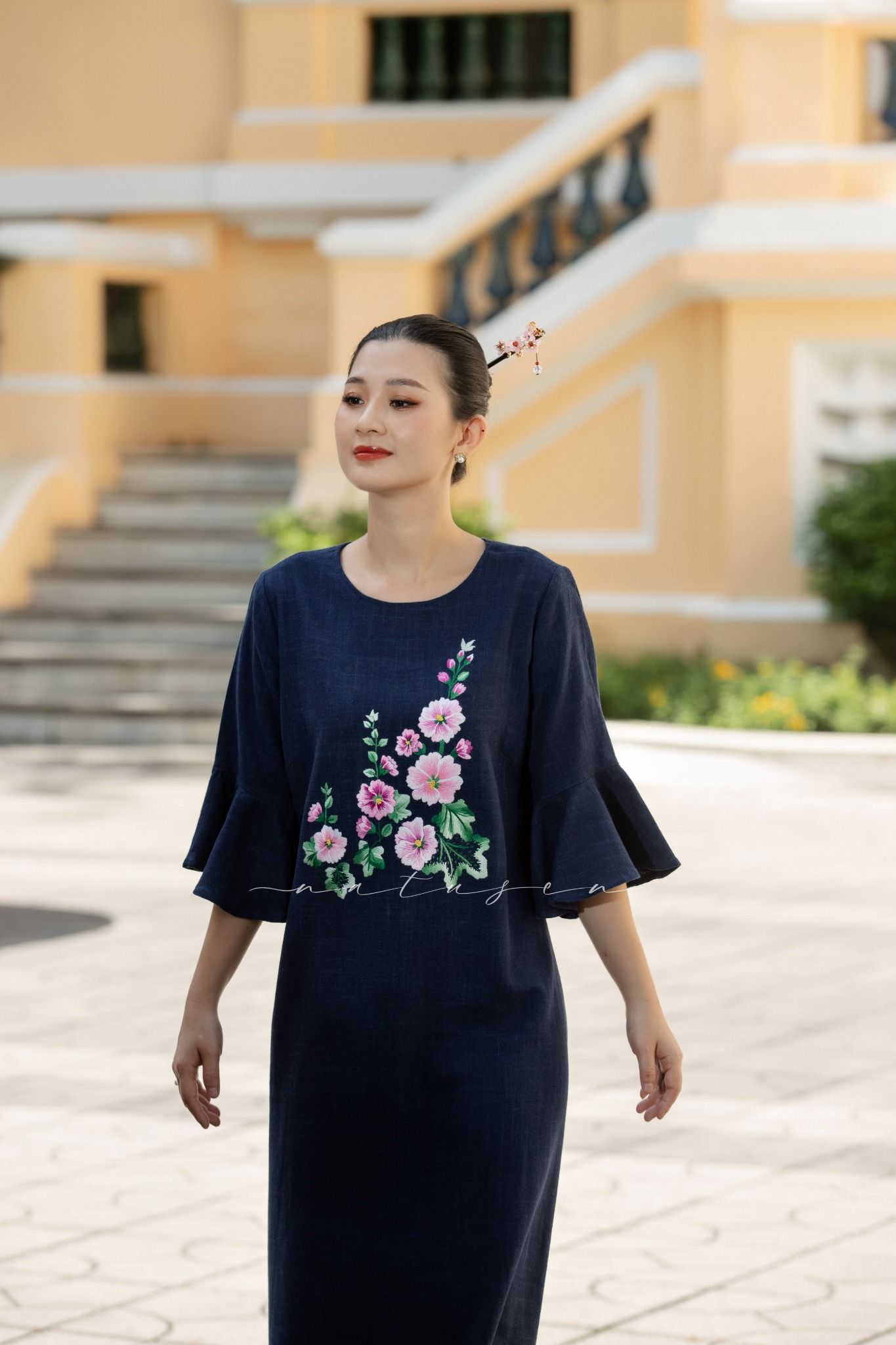 Đầm Malena Xanh Đen linen thêu tay Mãn Đình Hồng