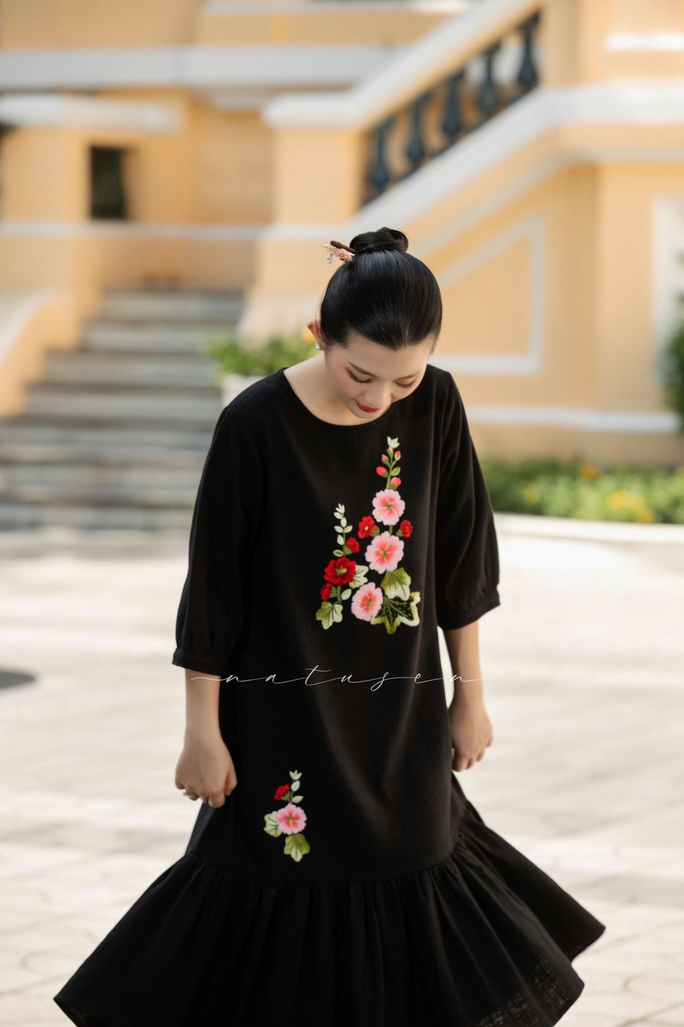 Đầm Melysa Đen linen thêu tay Mãn Đình Hồng
