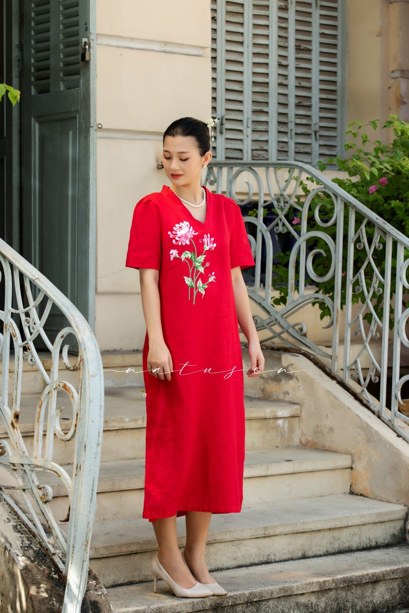 Đầm Quincy đỏ tết linen thêu tay Cúc Đại