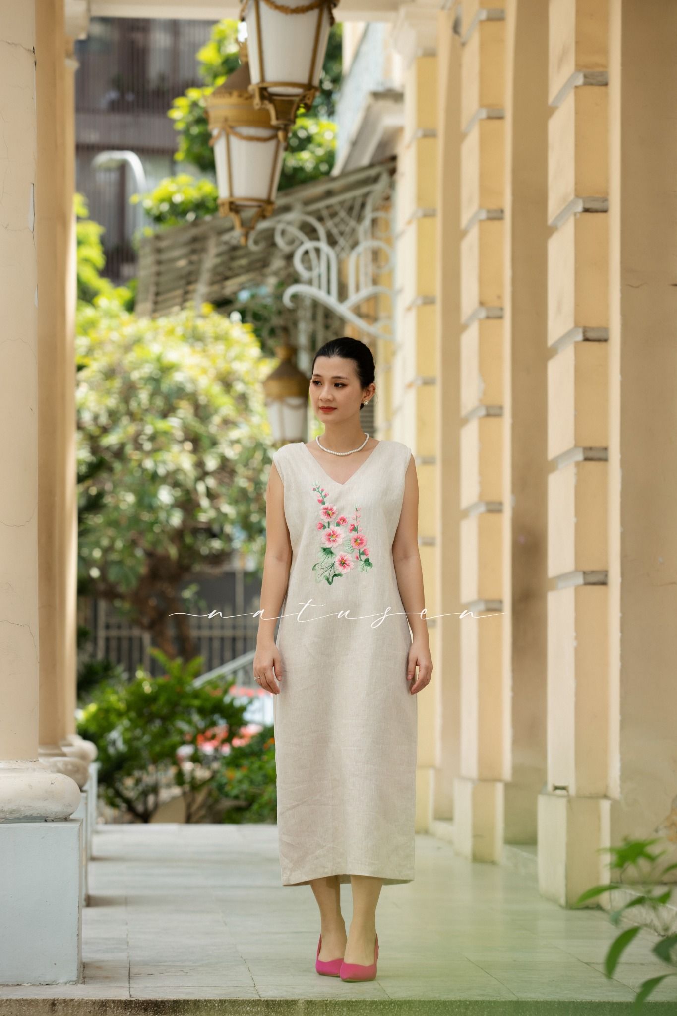Đầm Ariel Beige linen thêu tay Mãn Đình Hồng