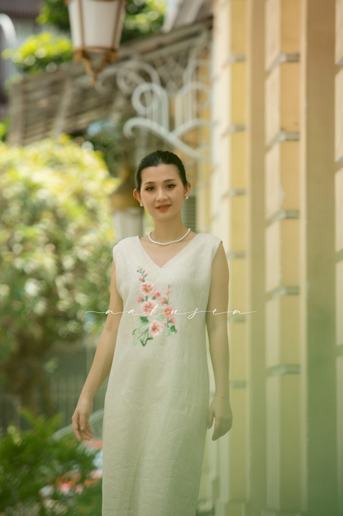 Đầm Ariel Beige linen thêu tay Mãn Đình Hồng