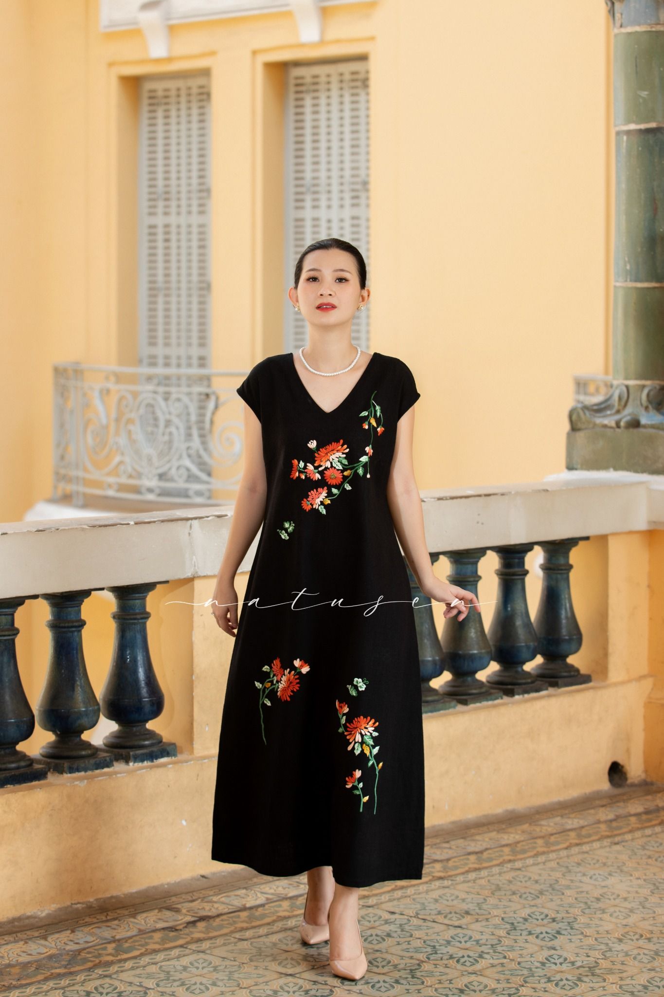 Đầm Minima Đen linen thêu tay Cúc Viên Mỹ