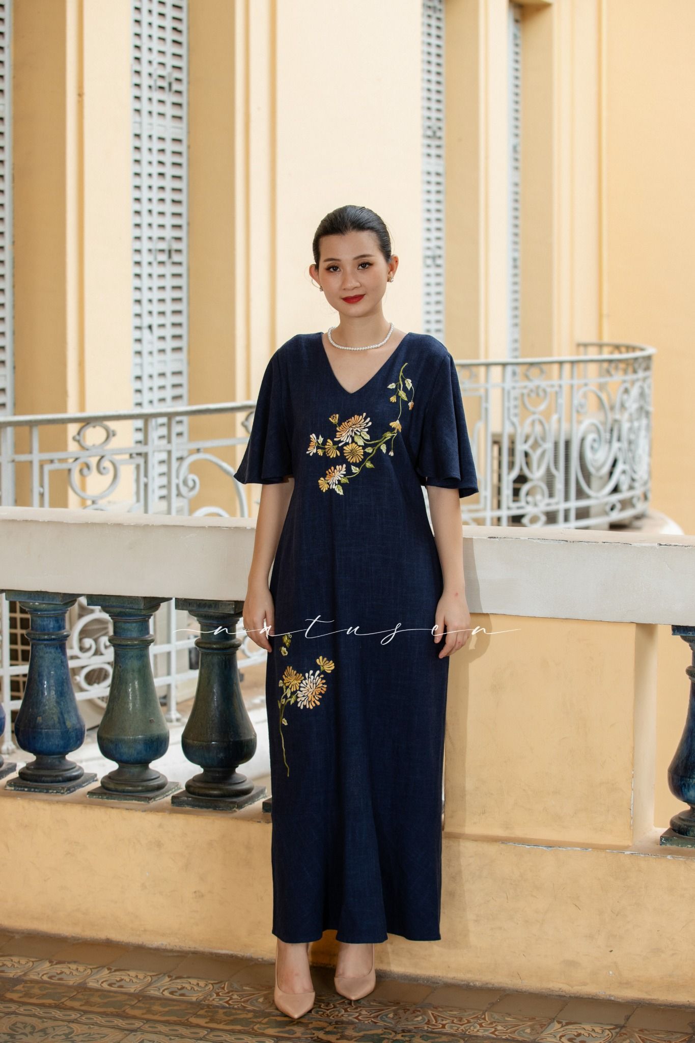 Đầm Monica Xanh Đen linen thêu tay Cúc Viên Mỹ