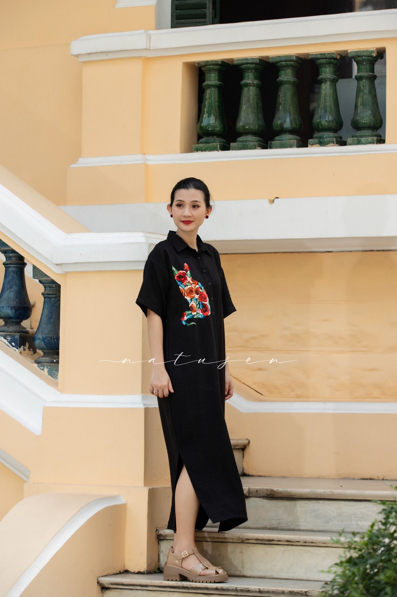 Đầm Linen Lá La Đen thêu tay Mèo Hoa Hồng