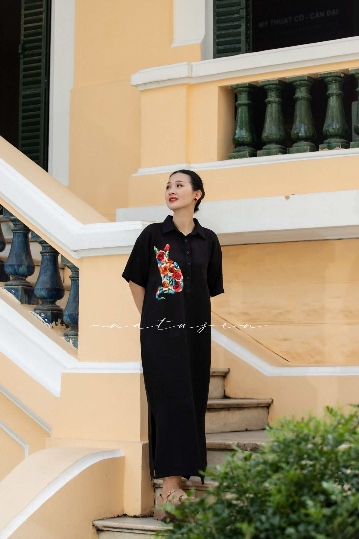 Đầm Linen Lá La Đen thêu tay Mèo Hoa Hồng