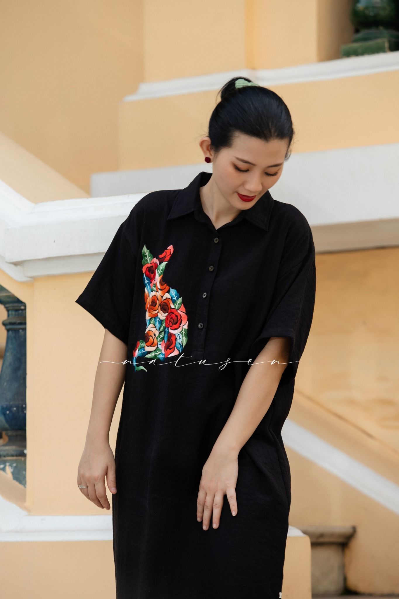 Đầm Linen Lá La Đen thêu tay Mèo Hoa Hồng