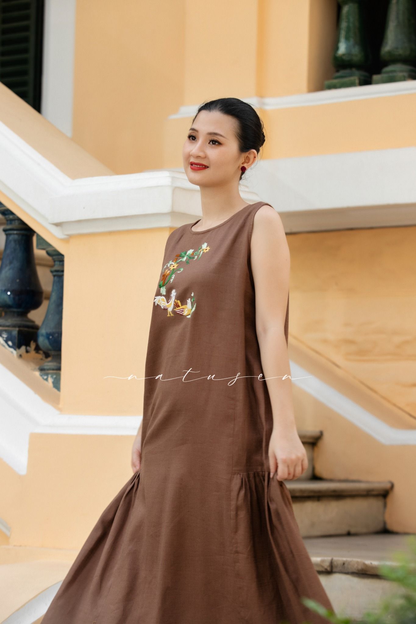  Đầm Remi linen choco thêu tay Nhà Gà 