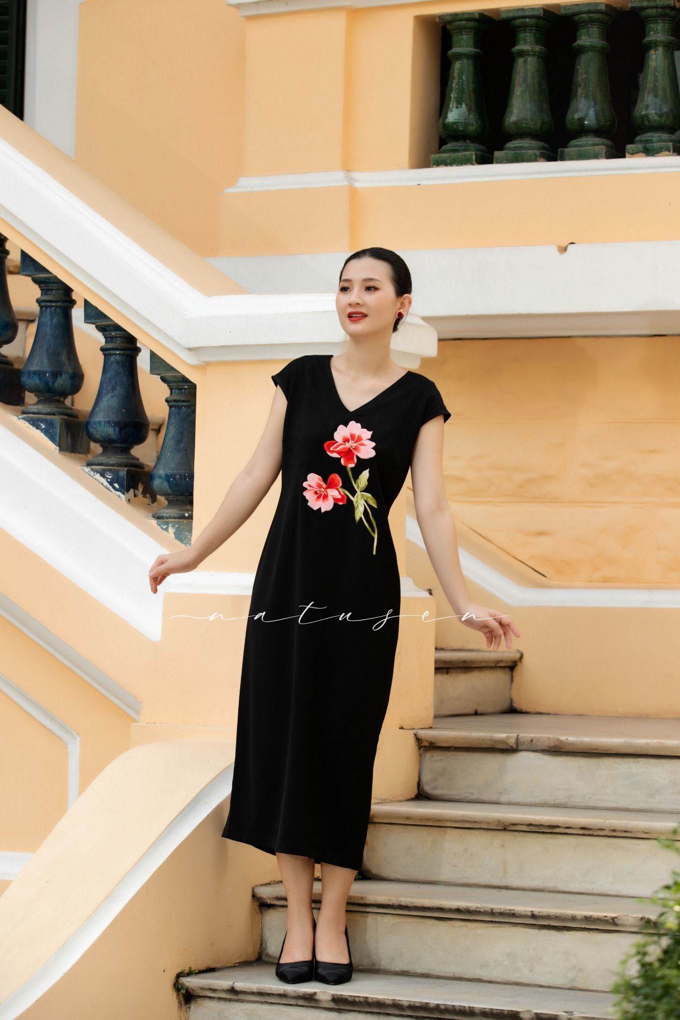 Đầm Sensi đen thêu tay Hoa Trà
