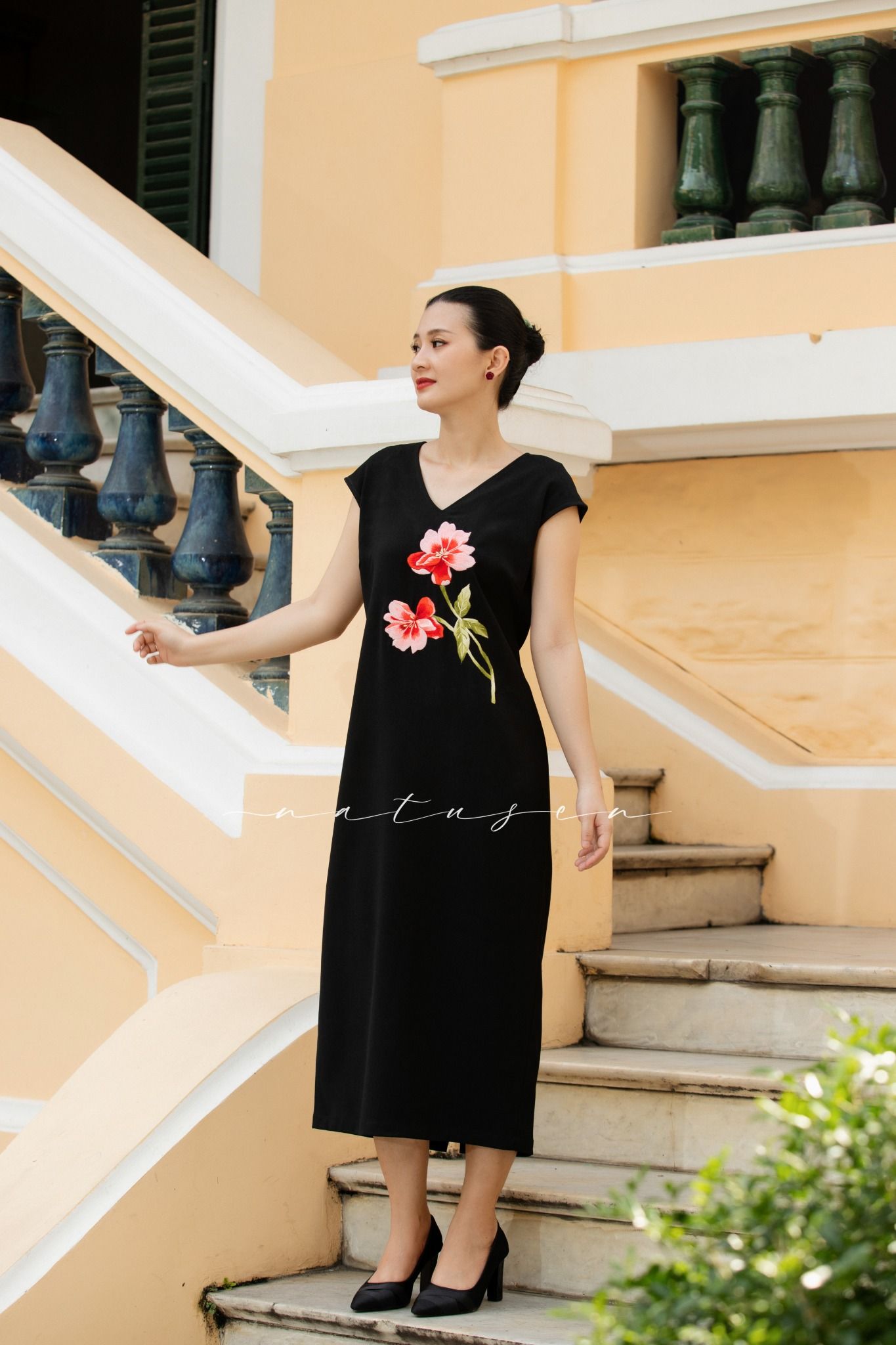 Đầm Sensi đen thêu tay Hoa Trà