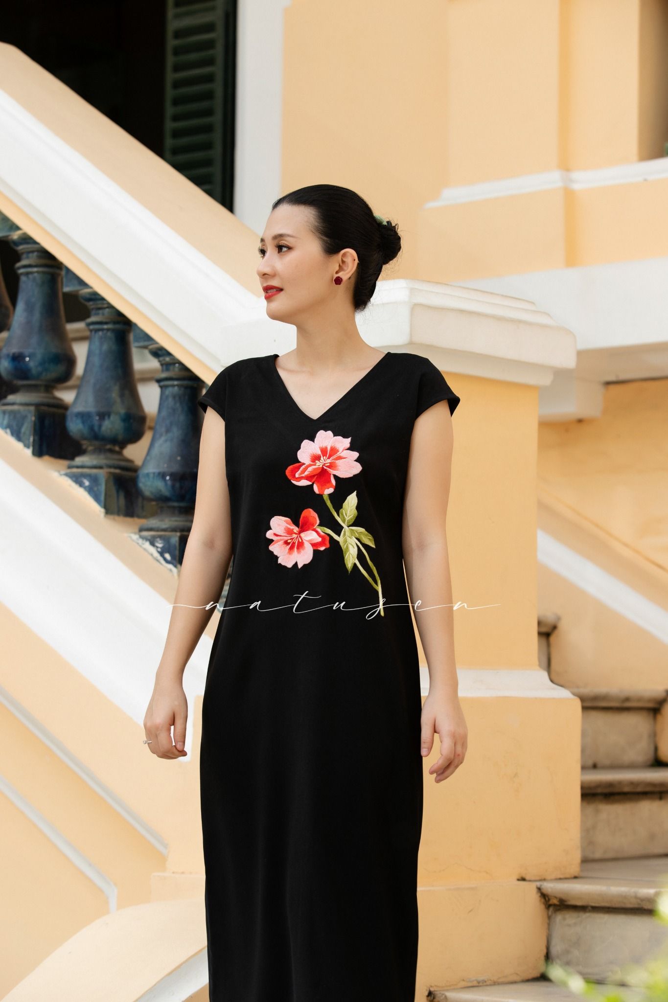 Đầm Sensi đen thêu tay Hoa Trà