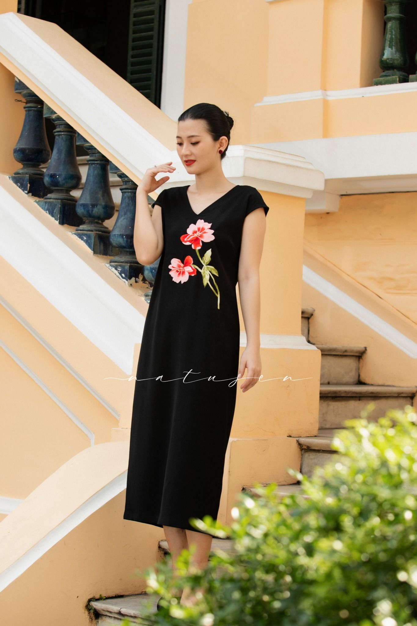 Đầm Sensi đen thêu tay Hoa Trà