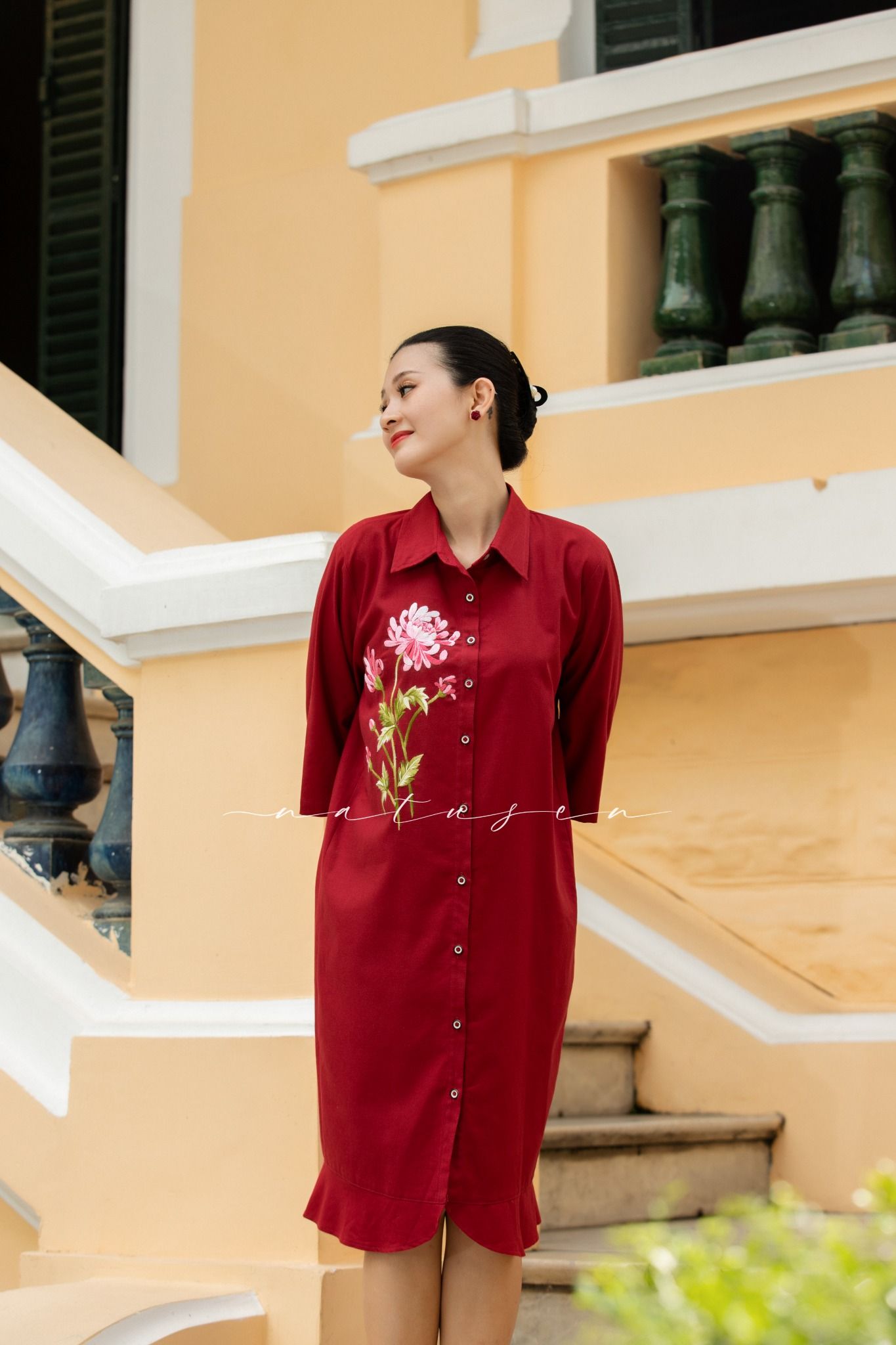 Đầm Lina chemise Đỏ Lama thêu tay Cúc Đại