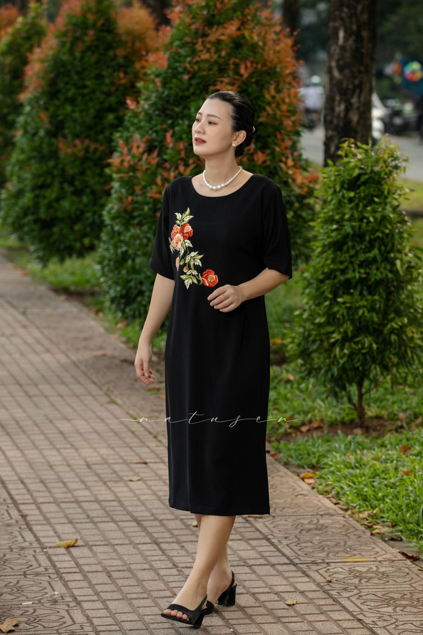 Đầm Betta đen thêu tay Florentina